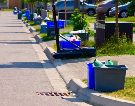 Eco-friendly waste recycling process by grab hire service